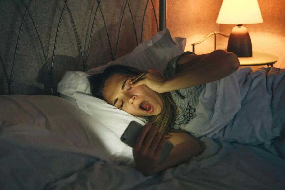 দেরিতে ঘুমোনো: রাতে দেরি করে ঘুমোনো এখন অনেকেরই রুটিন। মোবাইল দেখা, সিরিজ বা কাজের চাপ- সব মিলিয়ে ঘুমের সময় পিছিয়ে যায়। কিন্তু পর্যাপ্ত ঘুম না হলে শরীর ঠিকভাবে বিশ্রাম পায় না। এর প্রভাব পড়ে কাজে, মনোযোগে এবং রোগ প্রতিরোধ ক্ষমতাতেও। তাই শরীর ভালো রাখতে চেষ্টা করুন তাড়াতাড়ি ঘুমোতে যাওয়ার।